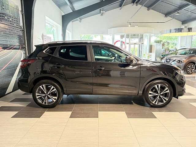 Nissan Qashqai Qashqai 1.3 DIG-T N-Connecta Noir