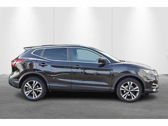 Nissan Qashqai 1.2 DIG-T N-Connecta + Design Pack Black